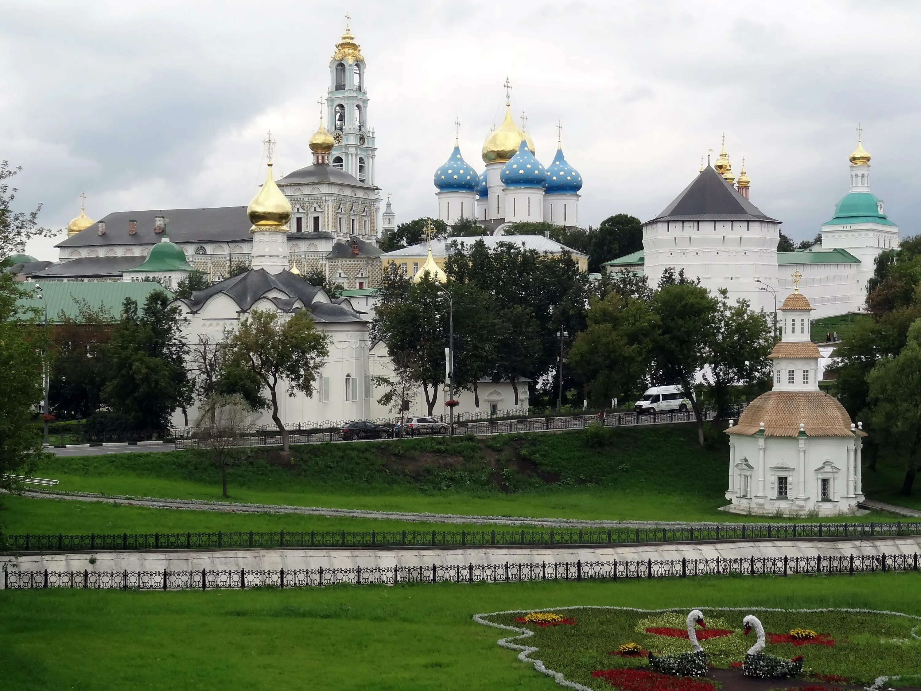 Троице-Сергиева Лавра Сергиев Посад. Свято Троицкий монастырь Троице Сергиевой Лавры. Троицкая Лавра Сергиев Посад. В каком городе находится троице сергеева лавра