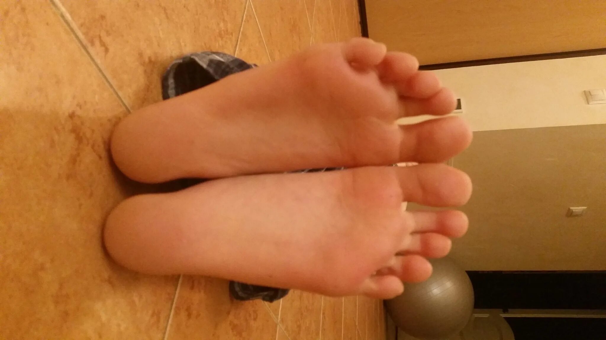 Оранжевые ступни. Пожелтела стопа у ребенка. Стопы ног. Красивые пяточки девушек. Оранжевые ступни.