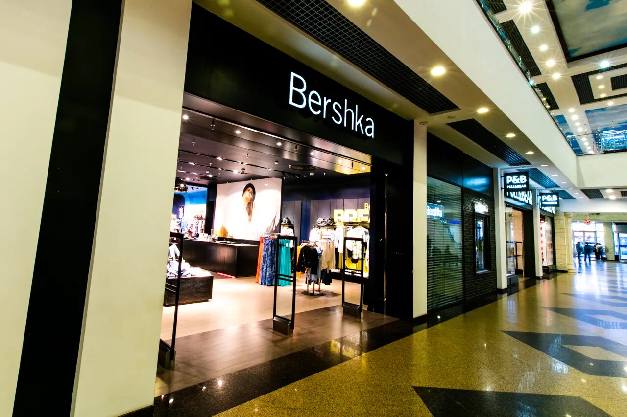 Bershka москва. Бершка Красноярск Планета. Бершка Екатеринбург Гринвич. Магазин одежды Bershka Bershka. Бершка Иркутск.