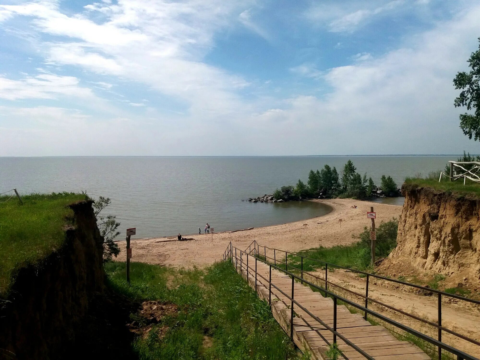 Ая береговая. Бердск парк Обское море. Парк у моря Обского Новосибирск. Бердский залив Обское море. Пляж в Бердске на Обском море.