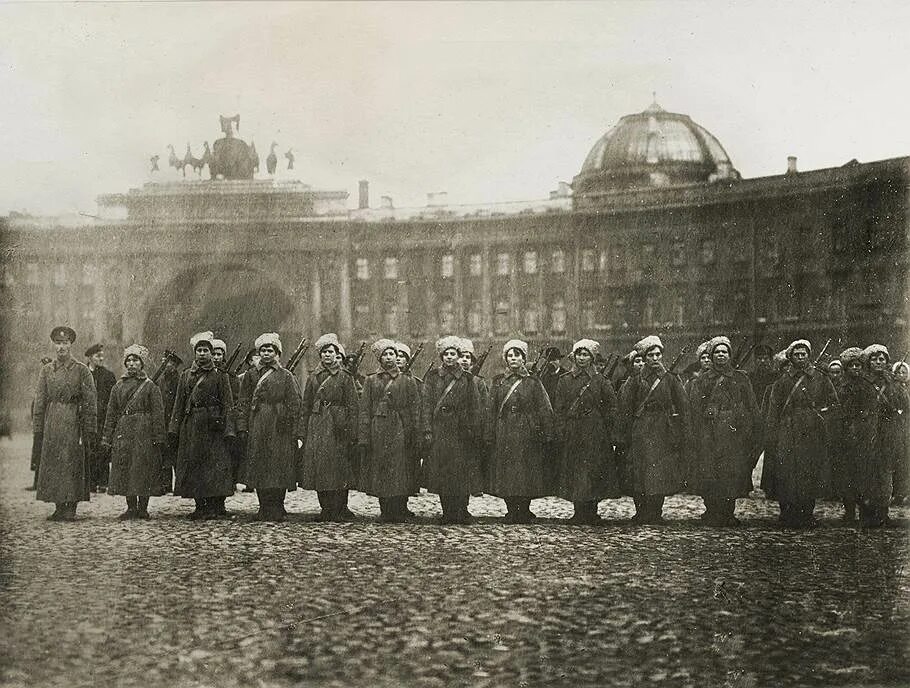 Цель взрыва зимнего дворца. Петроград 1917 зимний дворец. защитники зимнего дворца 1917. юнкера зимний дворец 1917. женский батальон смерти 1917 охрана зимнего дворца.