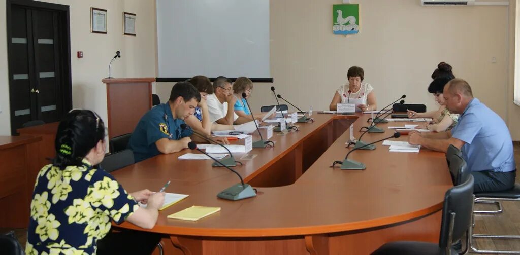 Заседание межведомственной комиссии. Охрана труда на зеленом фоне. Охрана труда комиссия. Охрана комиссия. Комиссия по охране труда в организации.