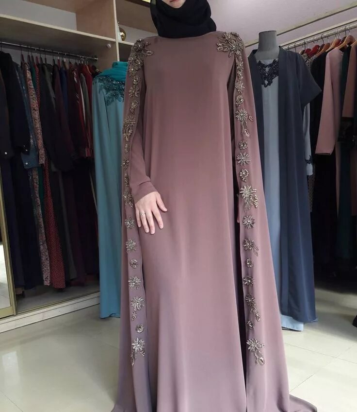 Мусульманское платье магазин. Исламские платья в махачкале рисалат. Hijab style 2023 вечерние платья. Мусульманское платье. Элегантные мусульманские платья.