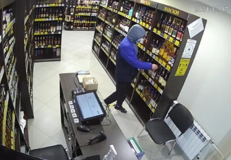 Мужчина в магазине. Разбил бутылку в магазине. Пробрались в магазин. Кража iphone. Фото полок с виски в перекрёстке в 2024.