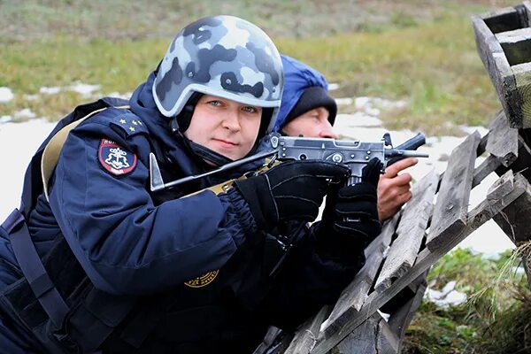 росгвардейцы рассказывают школьникам. возложение цветов к памятнику. павел шатских росгвардия. росгвардия пенза лрр. охрана росгвардии.