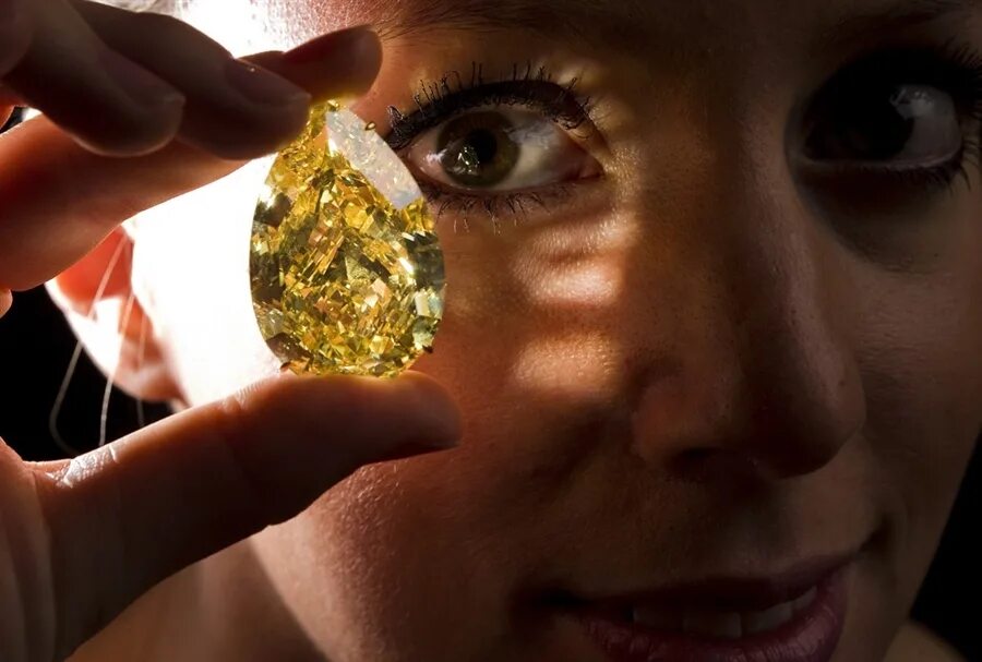 капля солнца алмаз. бриллиант 10 карат грушевидной формы. бриллиант на солнце. капля солнца бриллиант. алмаз камень.