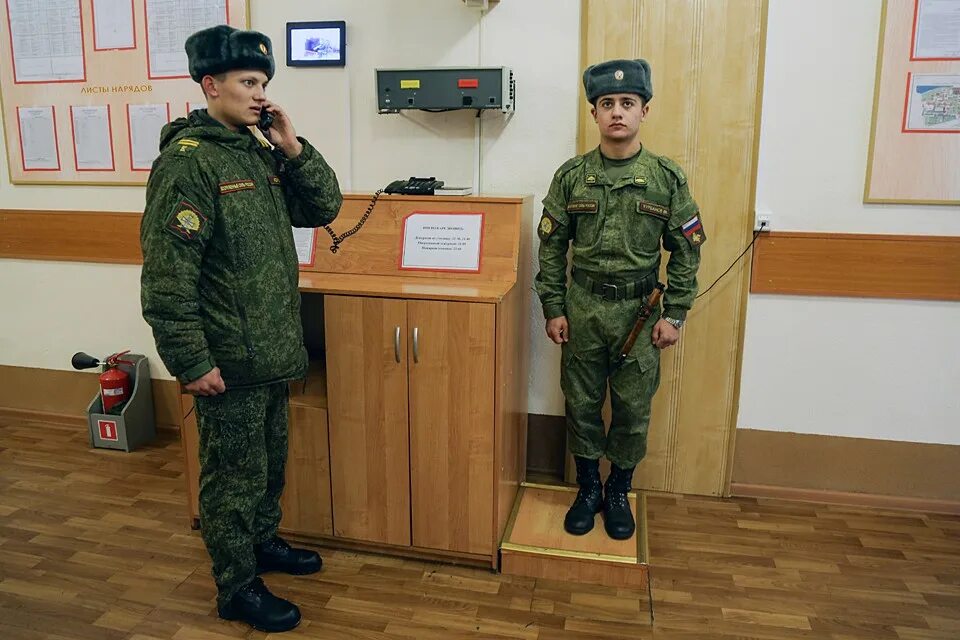 Наряд дневального по роте. Наряд дневальный в армии. Суточный наряд. Тумбочка в армии. Суточный наряд по роте.