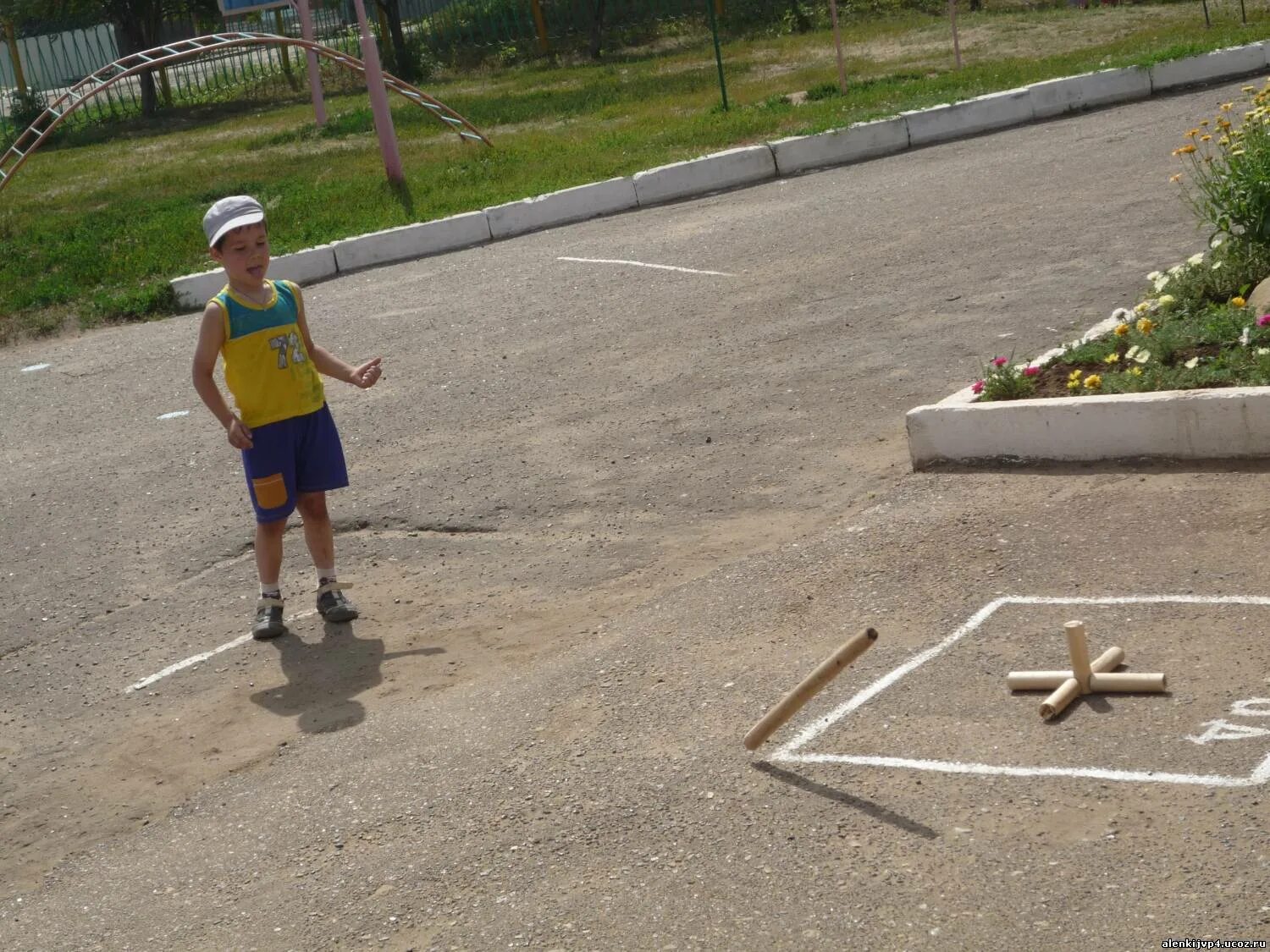 Городки площадка для детей. Городки соревнования. Артамонов городошный спорт. Как называют человека играющего в городки. Городошный спорт.