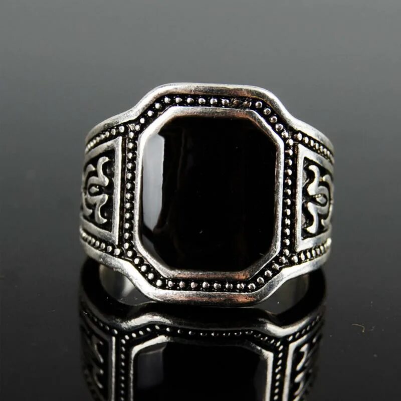 печатка мужская золото на руке. мужские кольца на руке. золотая печатка мужская с черным камнем. кольцо на палец мужское. серебряное мужское кольцо.