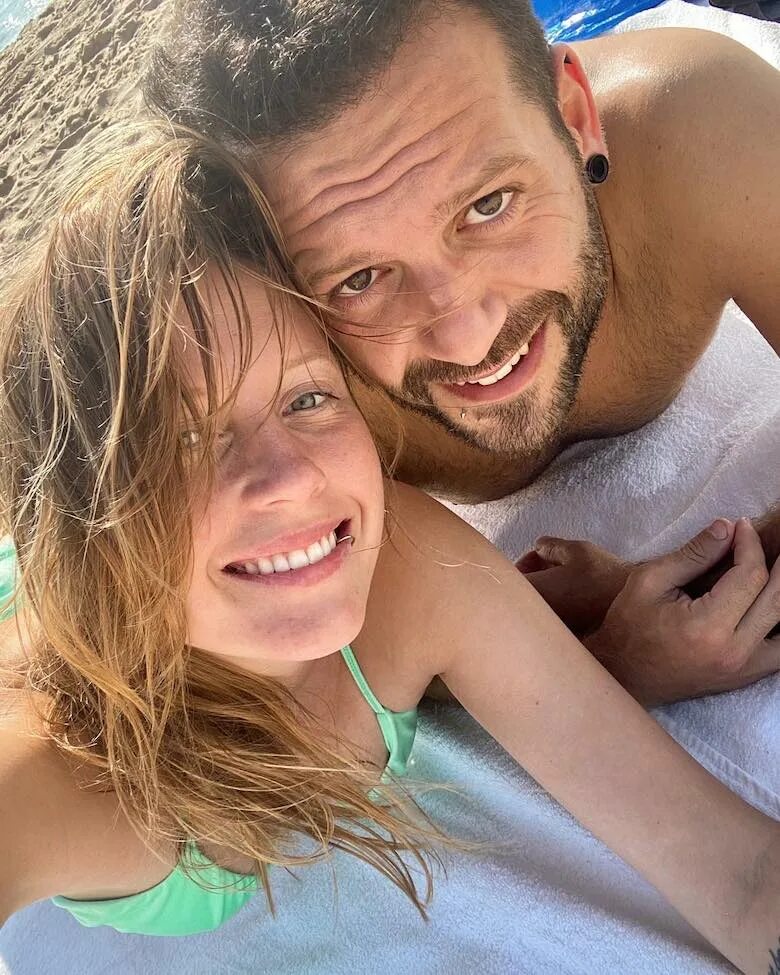 Charlotte de witte age. Enrico sangiuliano charlotte de witte. charlotte de witte муж. charlotte de witte age of love. шарлот и энрико.