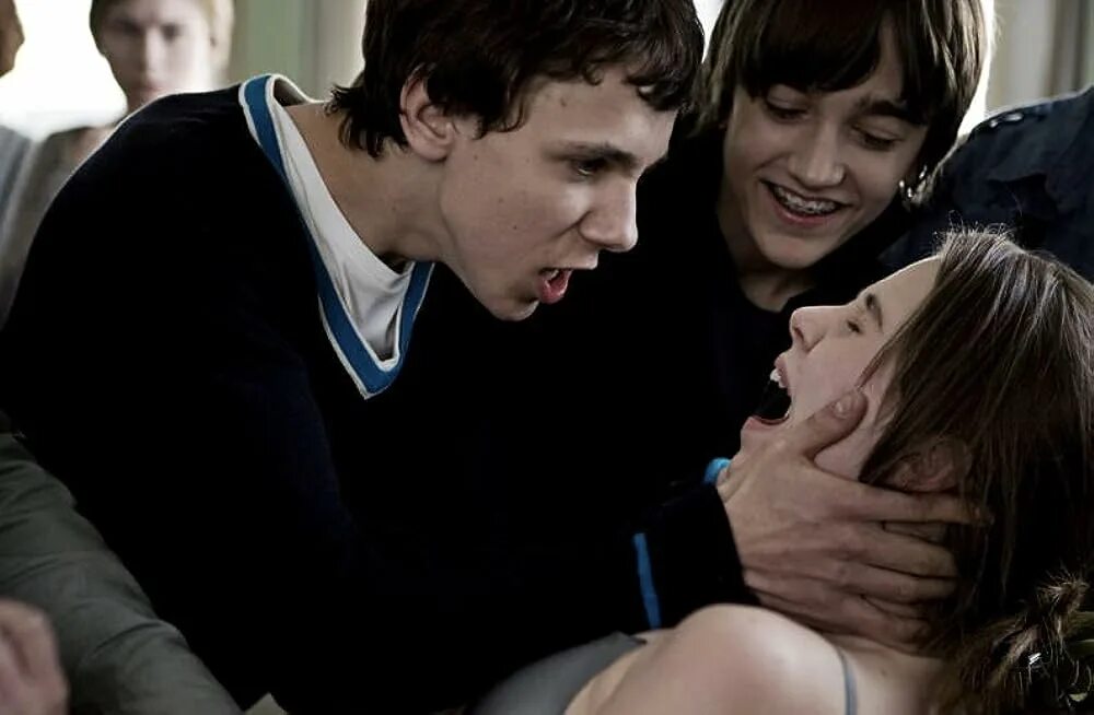 Невеста бога воды дорама. Буллинг в школе девочек. Унижение. Мила кунис в кино. Возвращение духов корейский фильм.