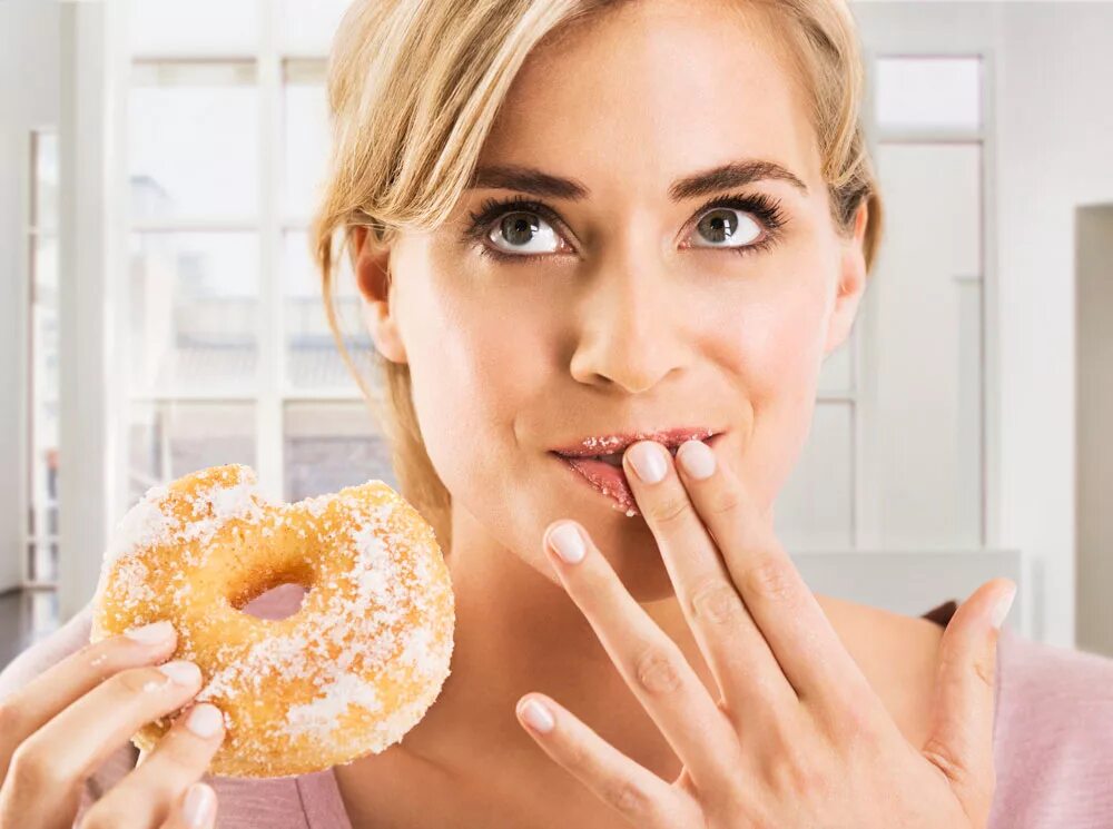 если перестать употреблять сахар что будет с организмом. что будет если полностью отказаться от сахара. причины отказаться от сахара. ест сладости. отказ от сахара.