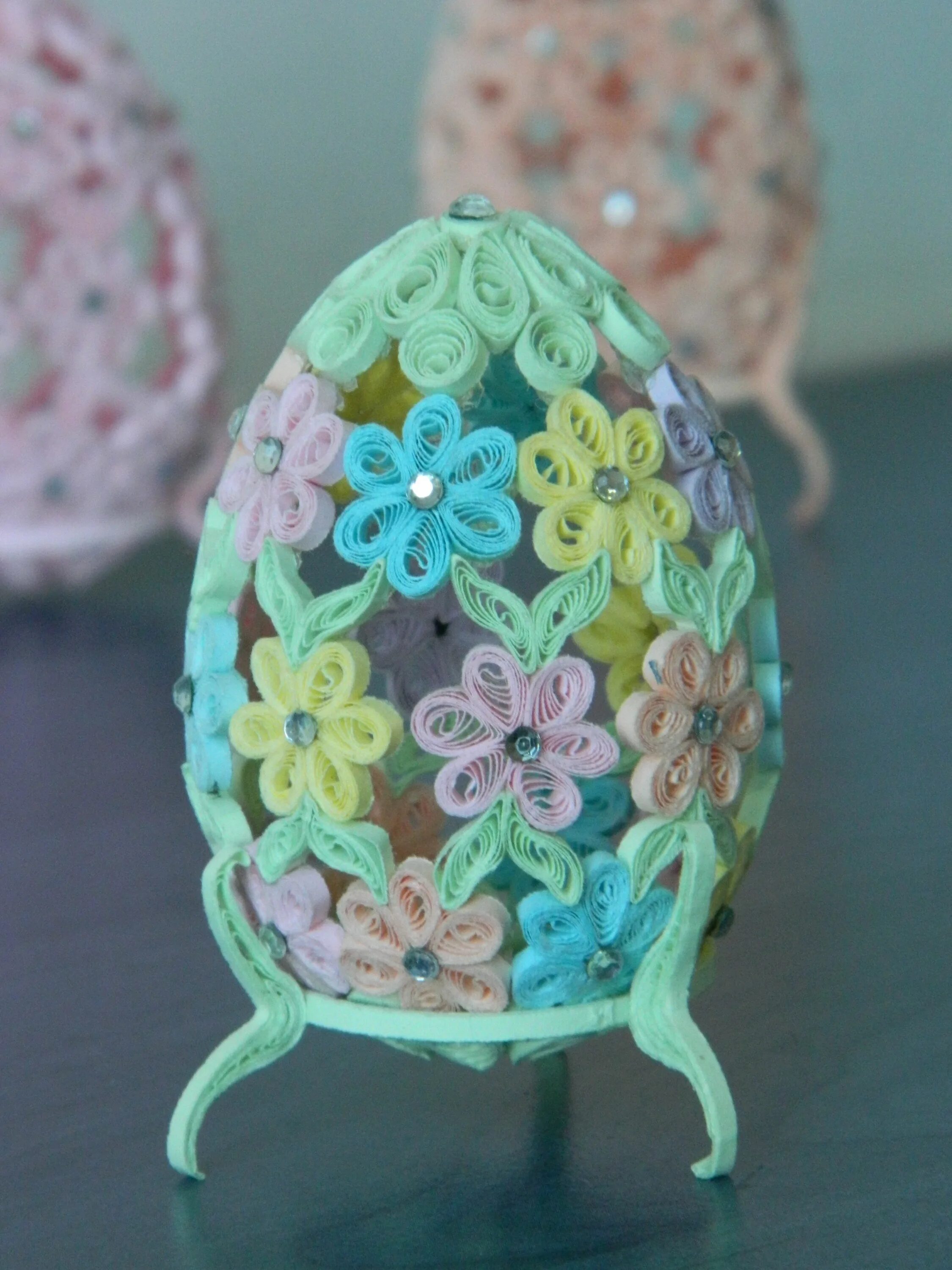 Пасхальное яйцо квиллинг. Квиллинг пасхальное яйцо. Пасхальное яйцо объемное поделка. Яйцо из квиллинга на пасху. Торцевание пасхальное яйцо.