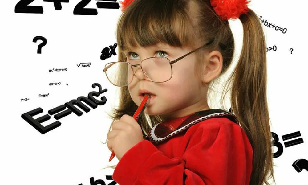 Ребенок считает в уме. Девочка доска. Ребенок решает задачу. Мысль. Схожу с ума.