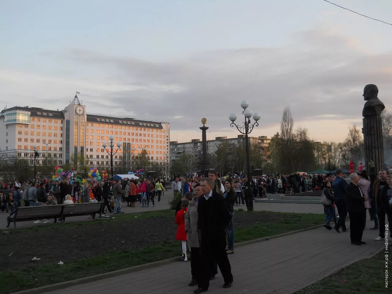 В старом осколе сегодня по часам. Старый Оскол центр города. Старый Оскол Центральная площадь. Старый Оскол сейчас. Население города старый Оскол.