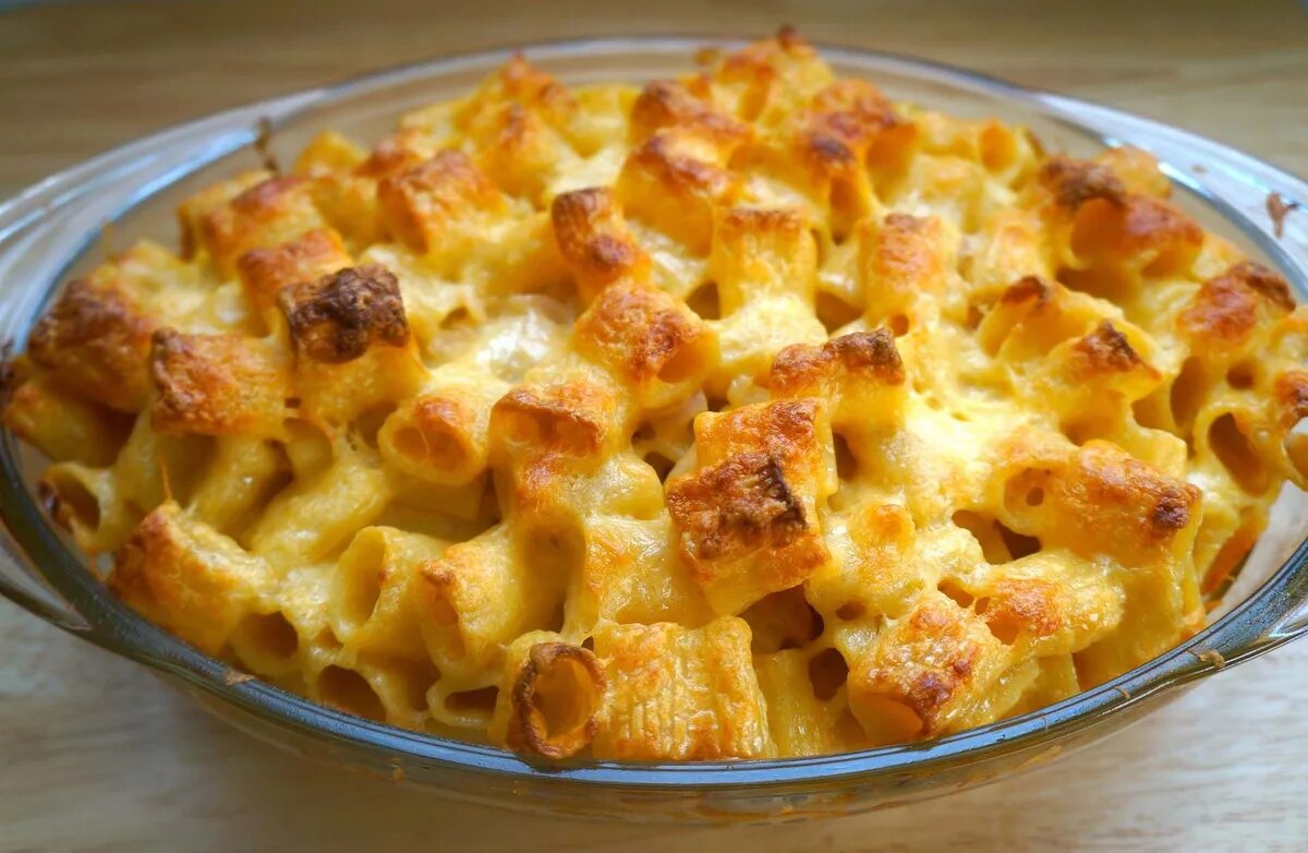 Что можно приготовить из макарон и сыра. Макароны запеченные с сыром. запечённые макароны с пармезаном. паста запеченная с сыром. сыр в блюдах.