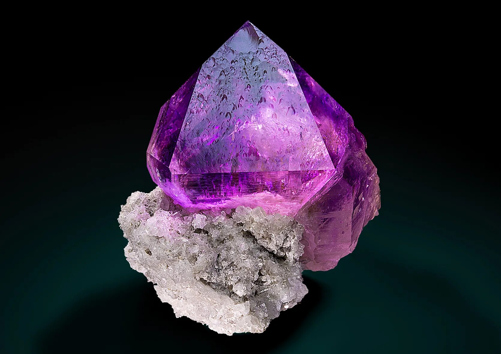 Кварц аметист минерал. Kristall Minerals с120. Аметист камень минералы. Фиолетовый кварц аметист.