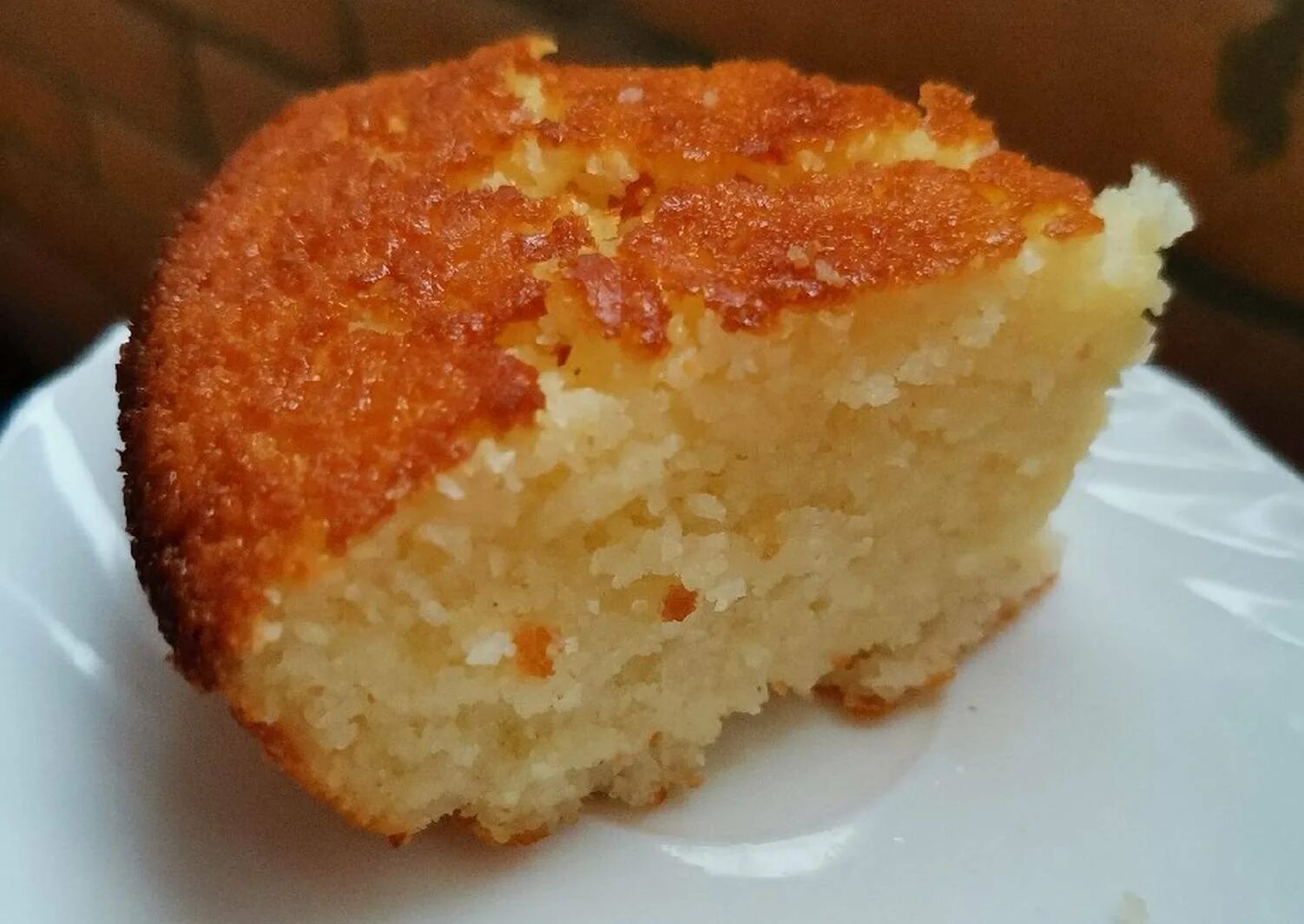 Манник на кефире в духовке пышный. Голландский пирог. Пирог на минеральной воде с фруктами. Манник на сметане в духовке. Торт манник на кефире.