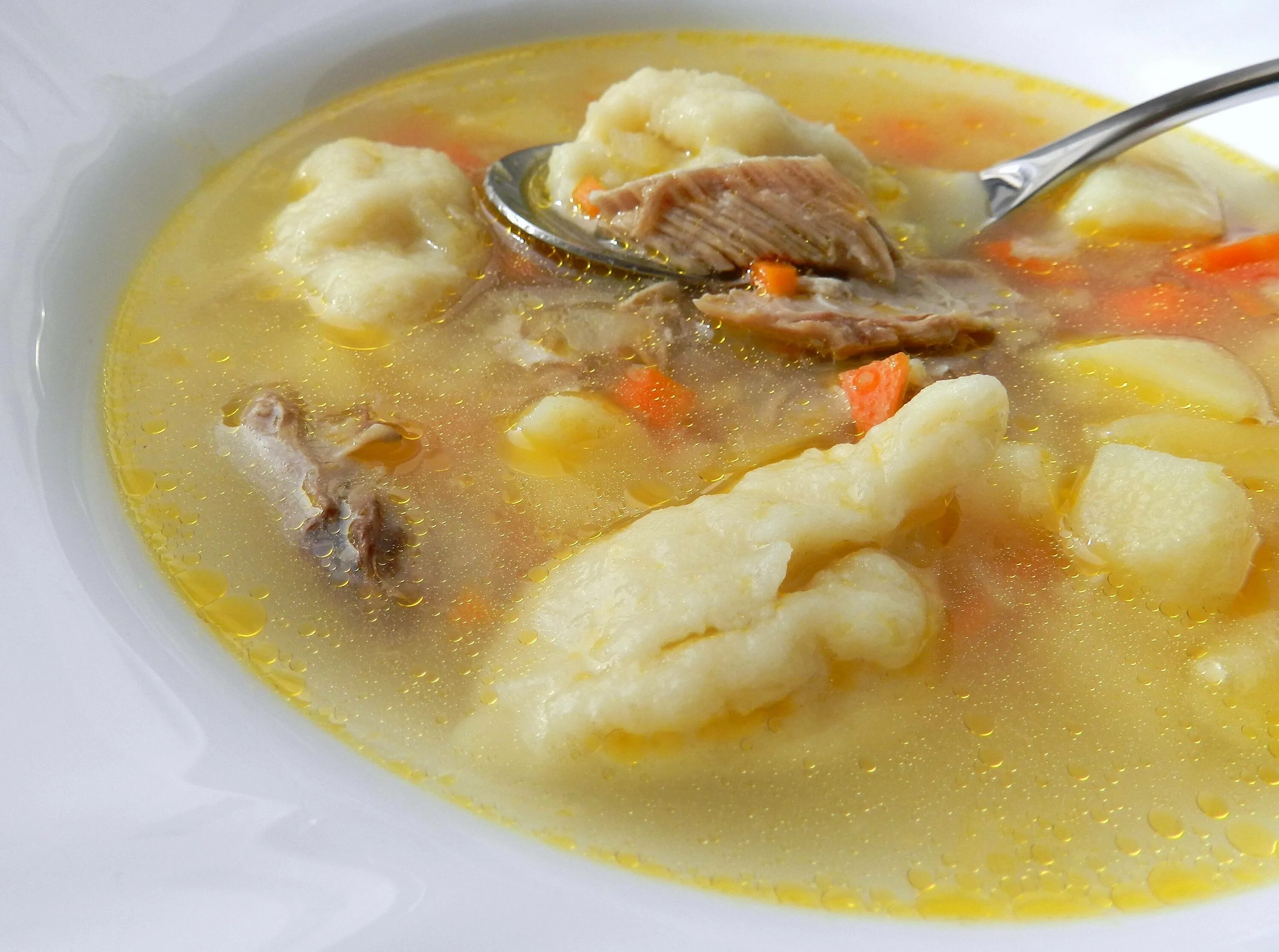 Как приготовить галушки для супа из муки. Суп с галушками клецками. галушки суп с галушками. суп из свинины с клецками. суп с клецками из теста.