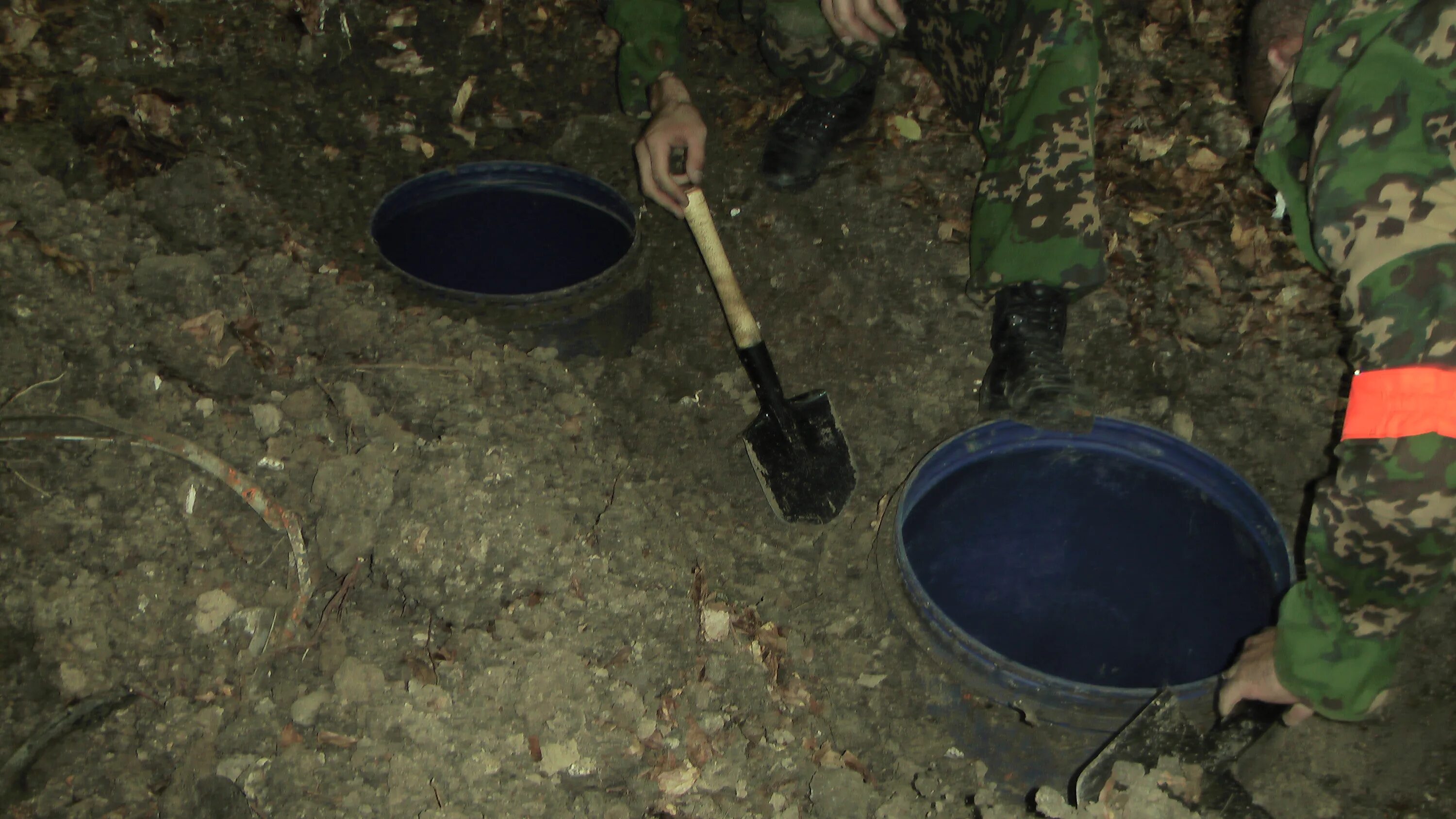 Как сделать схрон. Схрон на участке. Тайник в земле. Подземные схроны. Схрон с оружием в тубусе.