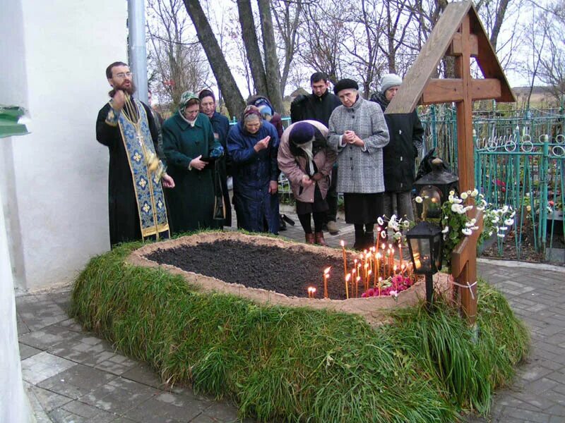 Православные хоронят в воскресенье. Православная могила. Христианская могила. Кладбище Православие. Могилы священников.