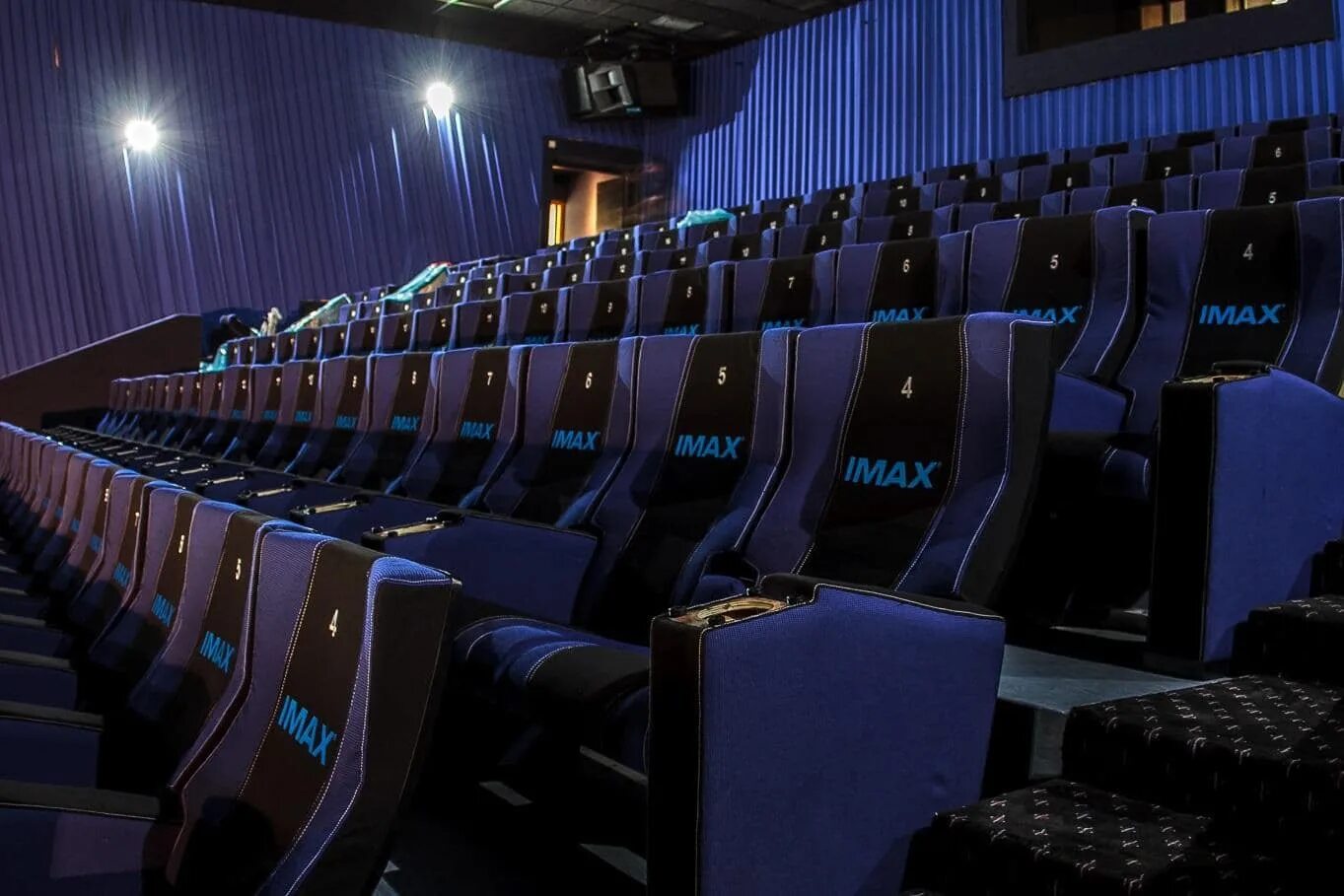 Кинотеатр киномакс рязань. Киномакс IMAX. Киномакс Титан зал аймакс. IMAX зал комфорт. Cinema 9 IMAX зал 4 комфорт.