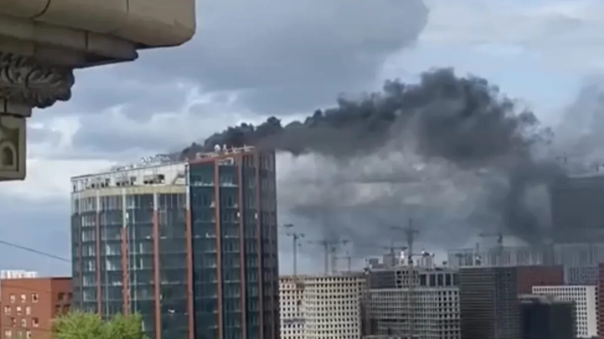 Что горит в москве на набережной. Бизнес горит. пожар в новоданиловском проезде в москве. что горит в москве сейчас на юге. сгорел бизнес центр сетунь плаза.