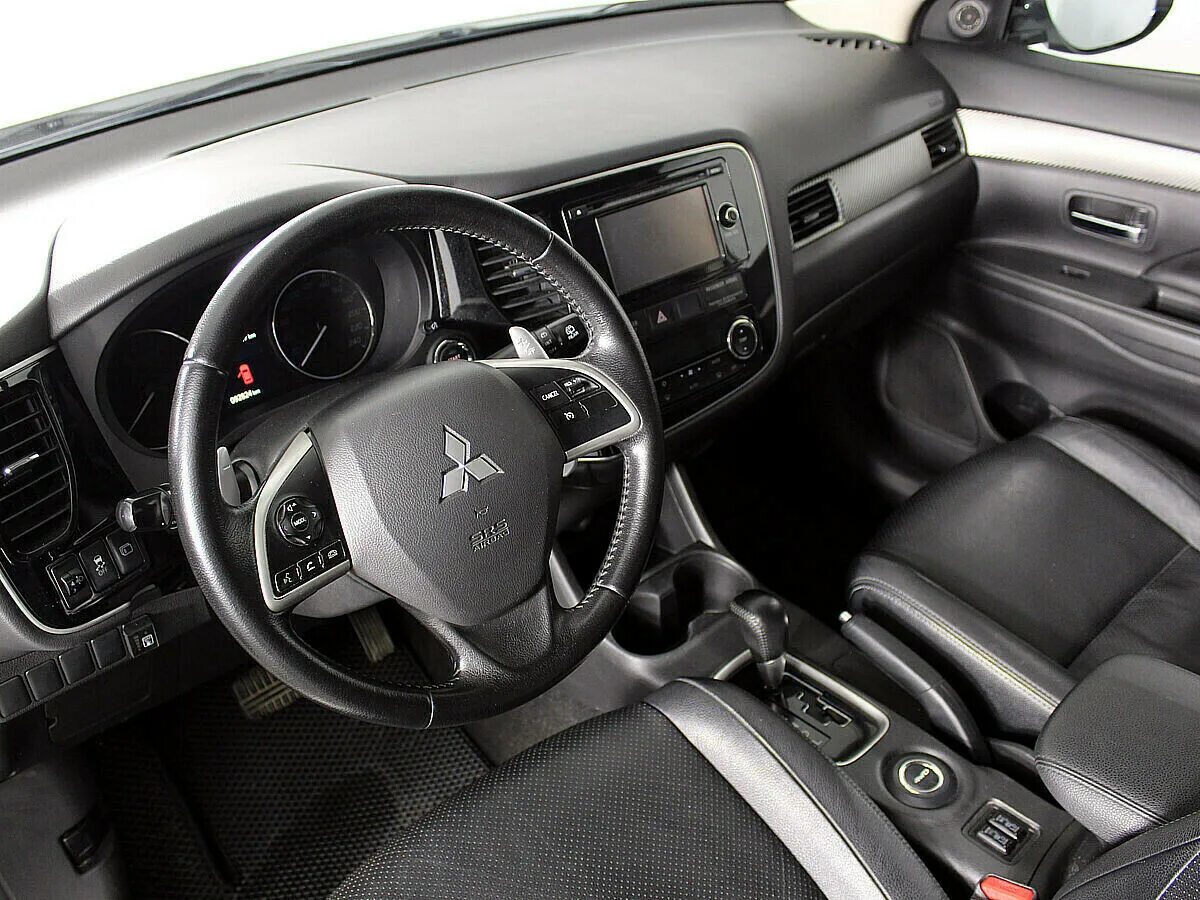 Мицубиси аутлендер салон. Mitsubishi Outlander 2012 Salon. Mitsubishi Outlander 2012 2.4 салон. Митсубиси Аутлендер 2012. Митсубиси Аутлендер 4.