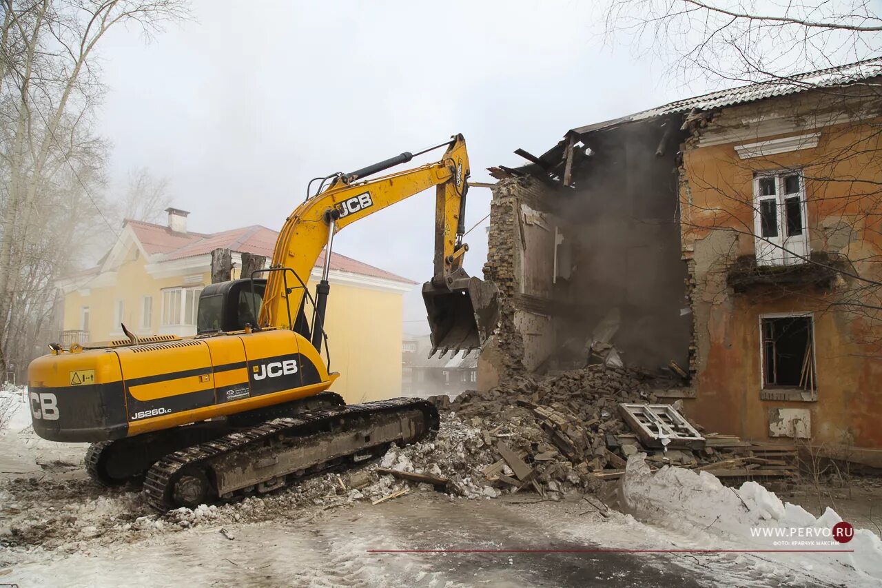 Реновация пятиэтажек. Снесённый дом в новокузнецке. Снос ветхого жилья. Реновация в москве переработка мусора. Снос дома жкх.