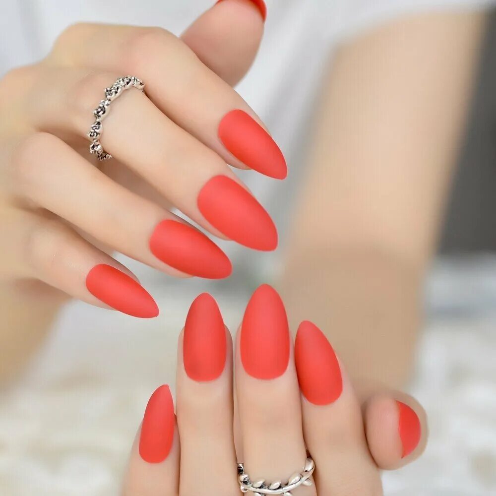 Красные матовые ногти. Красный маникюр 2023 миндаль. Красный матовый маникюр 2022 миндаль. Красные матовые ногти. Красный маникюр однотонный.