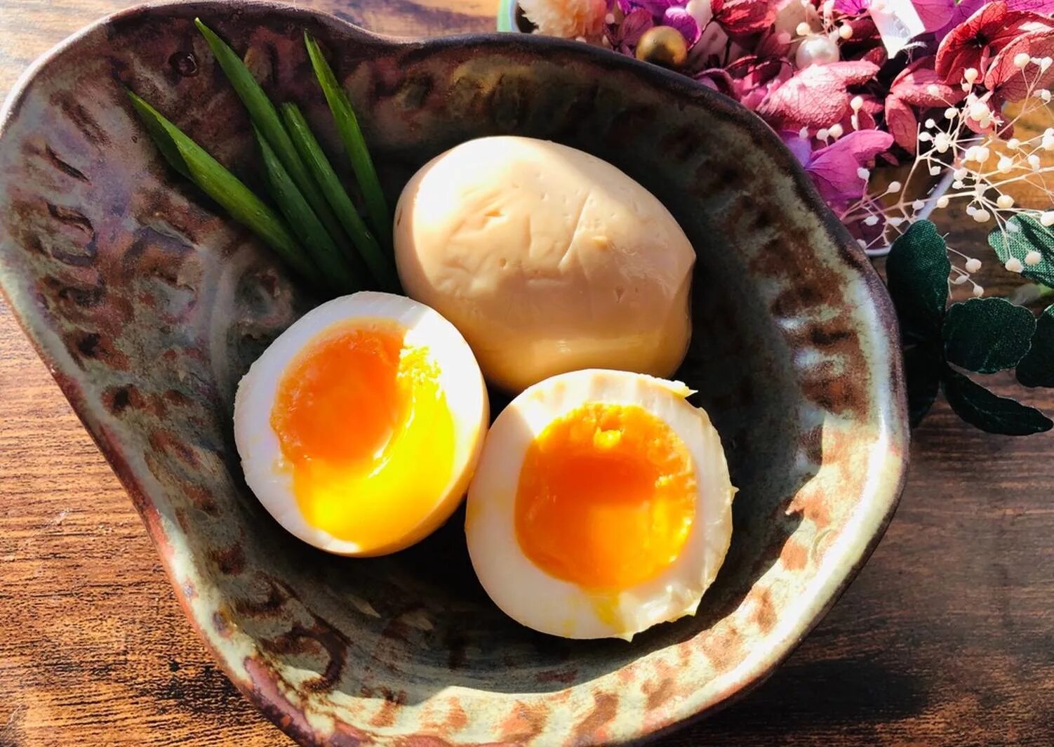 Рамен с яйцом. Китайские яйца. Маринованное яйцо для рамена. Японское яйцо. Яйца в соевом соусе по корейски