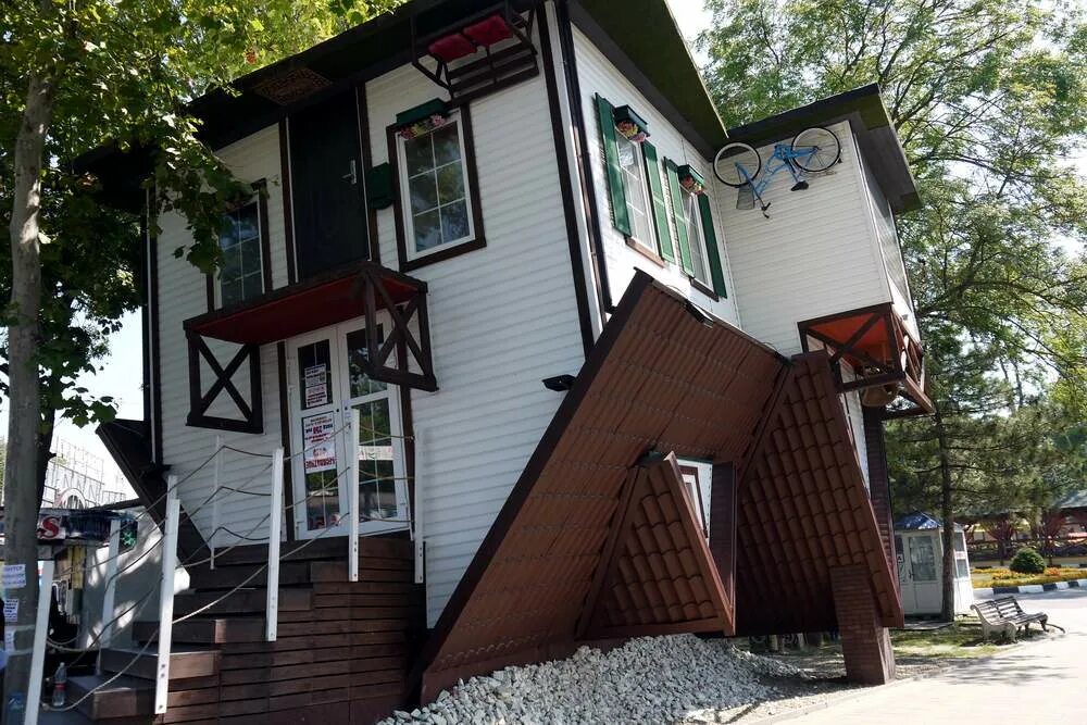 Дом вверх дном великий новгород. Дом вверх. Дом вверх дном абрау дюрсо. Парк маяковского екатеринбург перевернутый дом. Дом вверх.