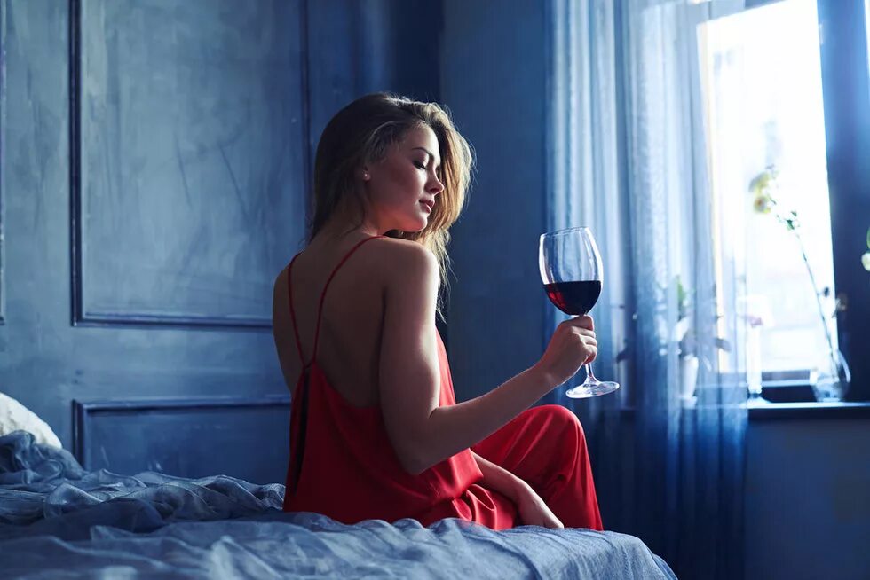 Женщина с бокалом красного вина. Девушка с вином. Ксения немая модель. Девушка с красным вином. Red wine записи приватов.