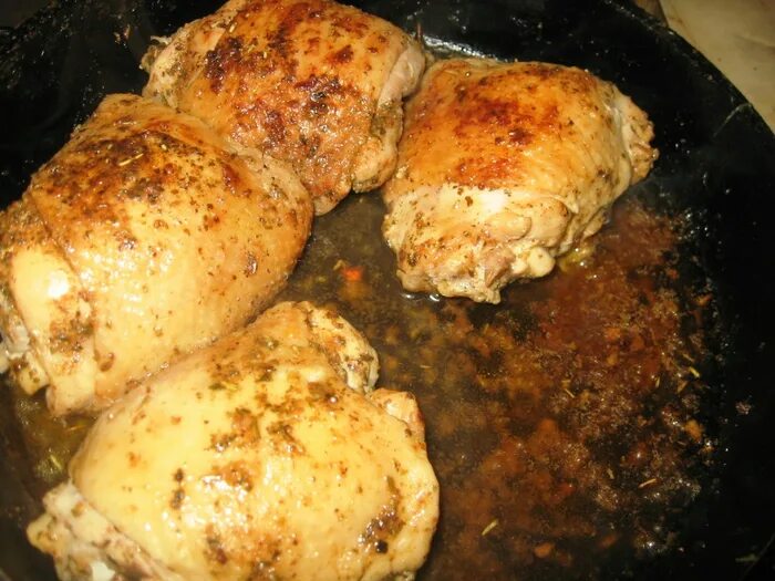 жаркое из курицы в горшочках. томленое мясо в горшочках. бедра с картошкой в духовке. куриные бедра в горшочке. жаркое в горшочках с курицей.