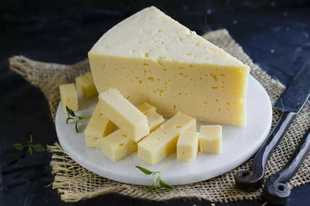 Сыр качок. Сыр. Красивый сыр. Ломтик сыра. Сыр твердый голландский.