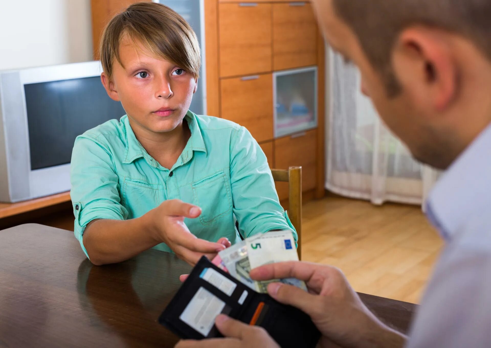 Попроси родителя помочь. Карманные деньги для подростка. Школьник с деньгами. Родители школьников. Подросток и взрослый.