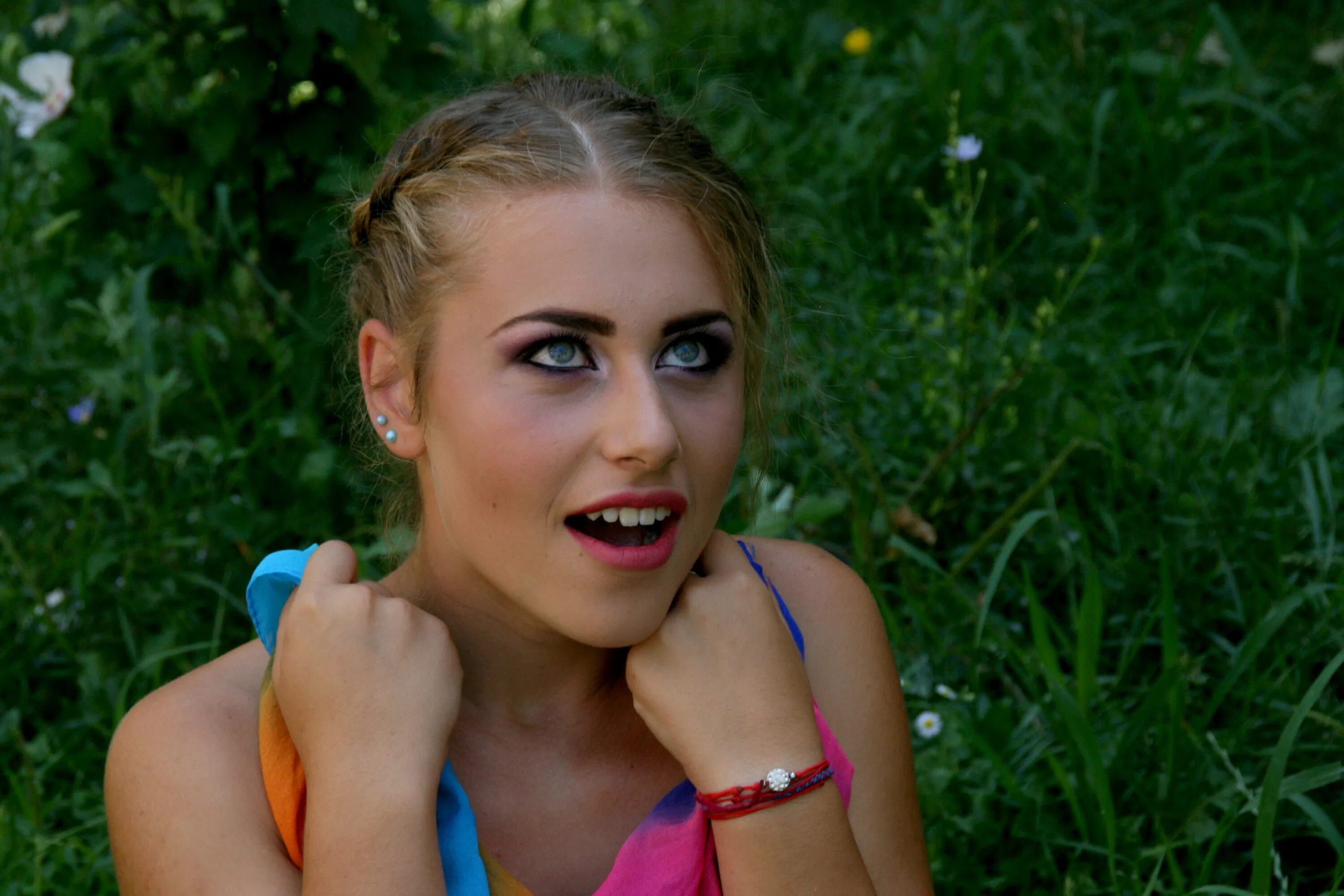 Блондинки с зелеными глазами на траве. Девушка, лицо, зеленые глаза, трава. Подмигивающая девушка в зеленом. Playful girl. Expression model