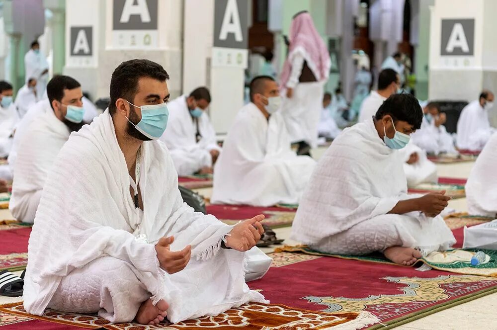 Мусульманин совершает хадж. Паломничество мусульман в Мекку. Хаджи паломники Мекка. Хадж Мекка Медина. Саудовская Аравия хадж 2021.