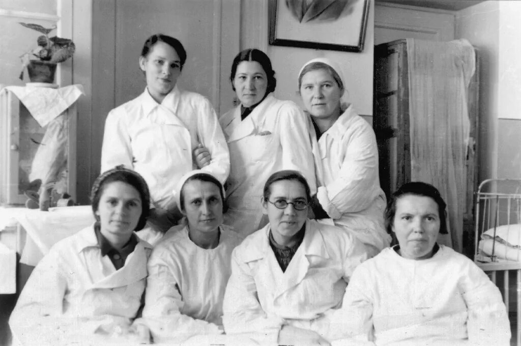 1877 - Первый выпуск женщин-врачей в России.. Советский врач. Старый врач. Первые женщины в медицине.