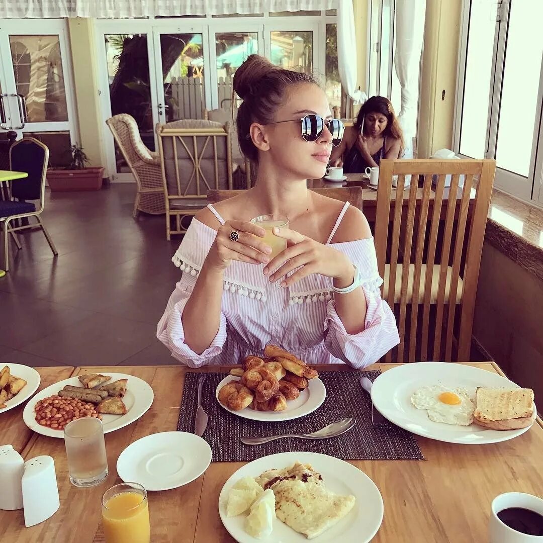 Выложить фото. Селфи девушки с едой в кафе. Девушка в кафе селфи. Фотосессии в отеле с едой. Девушка с едой в ресторане.
