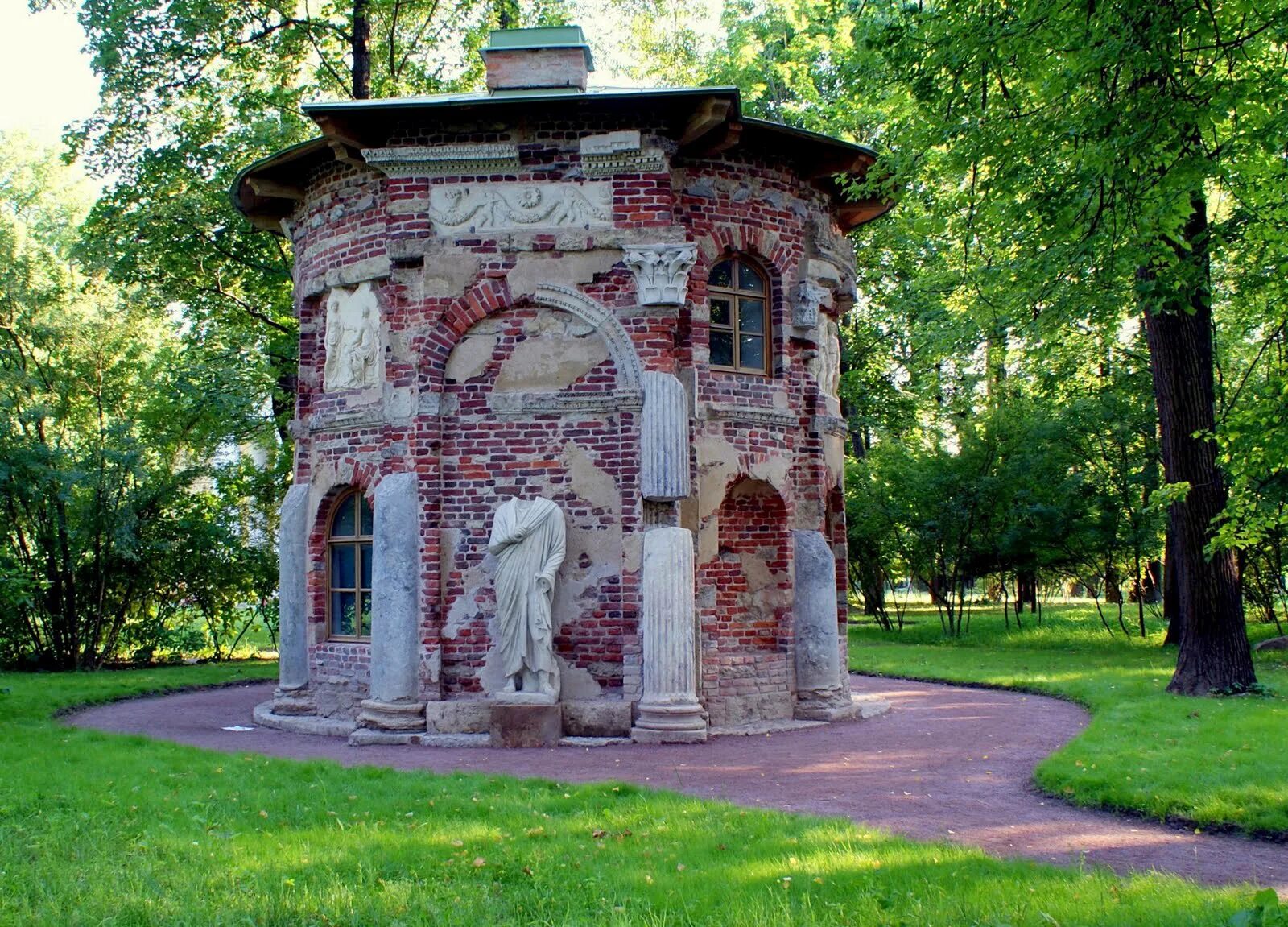 Жить в царском селе. Кухня Руина в Царском селе. Башня-Руина Екатерининский парк царского села. Екатерининский парк кухня Руина. Павильон кухня Руина Царское село.