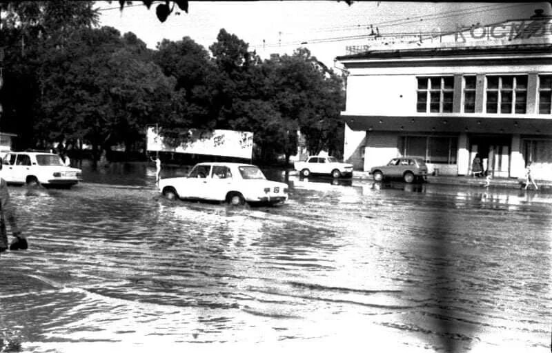 Кинотеатр космос Шебекино 80-е. Кемерово в 1990 годы. Кинотеатр октябрь 1990. Космос кинотеатр Кемерово.