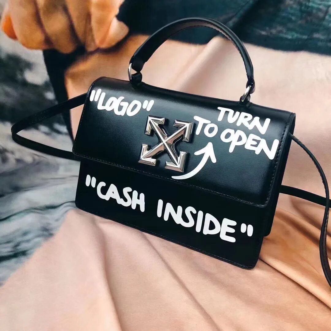 Сумки off. Сумка off White Cash inside. Off White сумка женская Cash inside. Сумка офф Вайт черная. Сумка off White женская черная.