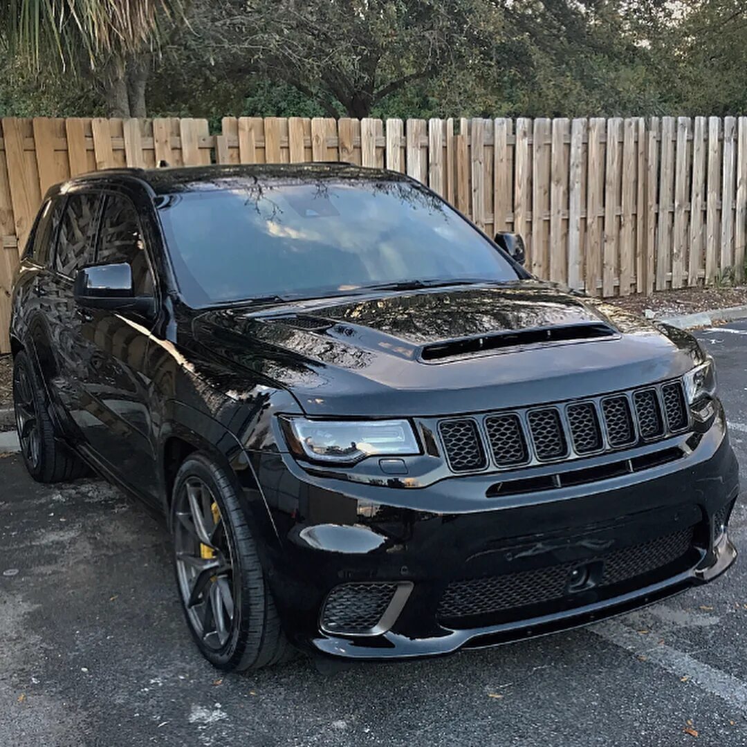 Капот джип чероки. Капот Jeep Grand Cherokee wk2. Jeep Grand Cherokee wk2 Trackhawk. Jeep Grand Cherokee 2015 капот. Гранд Чероки 2014 демон СРТ.