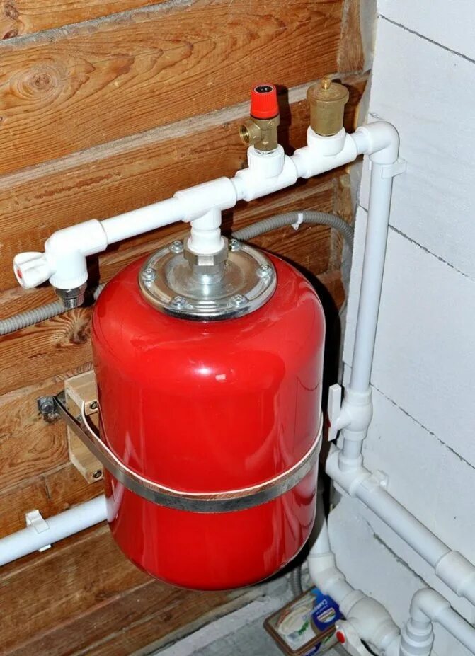 Расширительный бак для отопления закрытого типа установка. Расширительный бак для отопления установка схема. Бак расширительный 200п (открытого типа). Система отопления с расширительным бачком закрытого типа. Система отопления с расширительным баком закрытого типа.