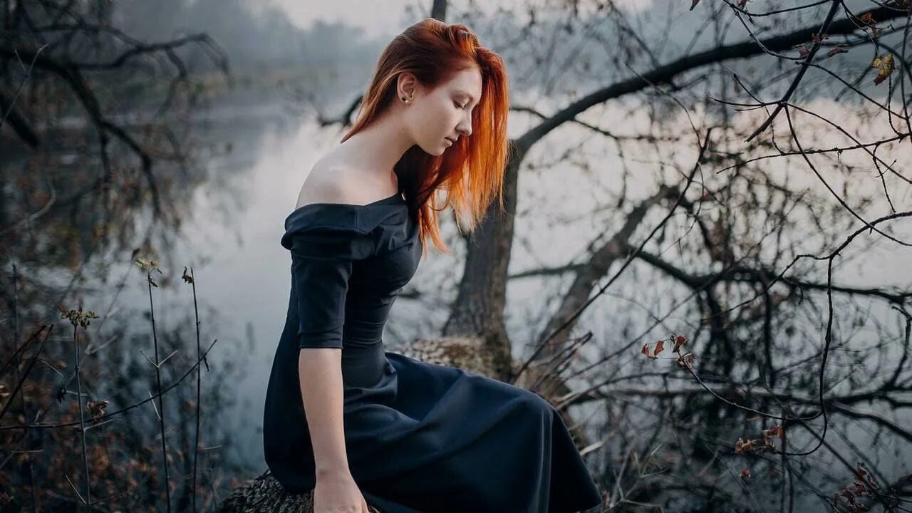 Рыженькая красавица на черном диванчике