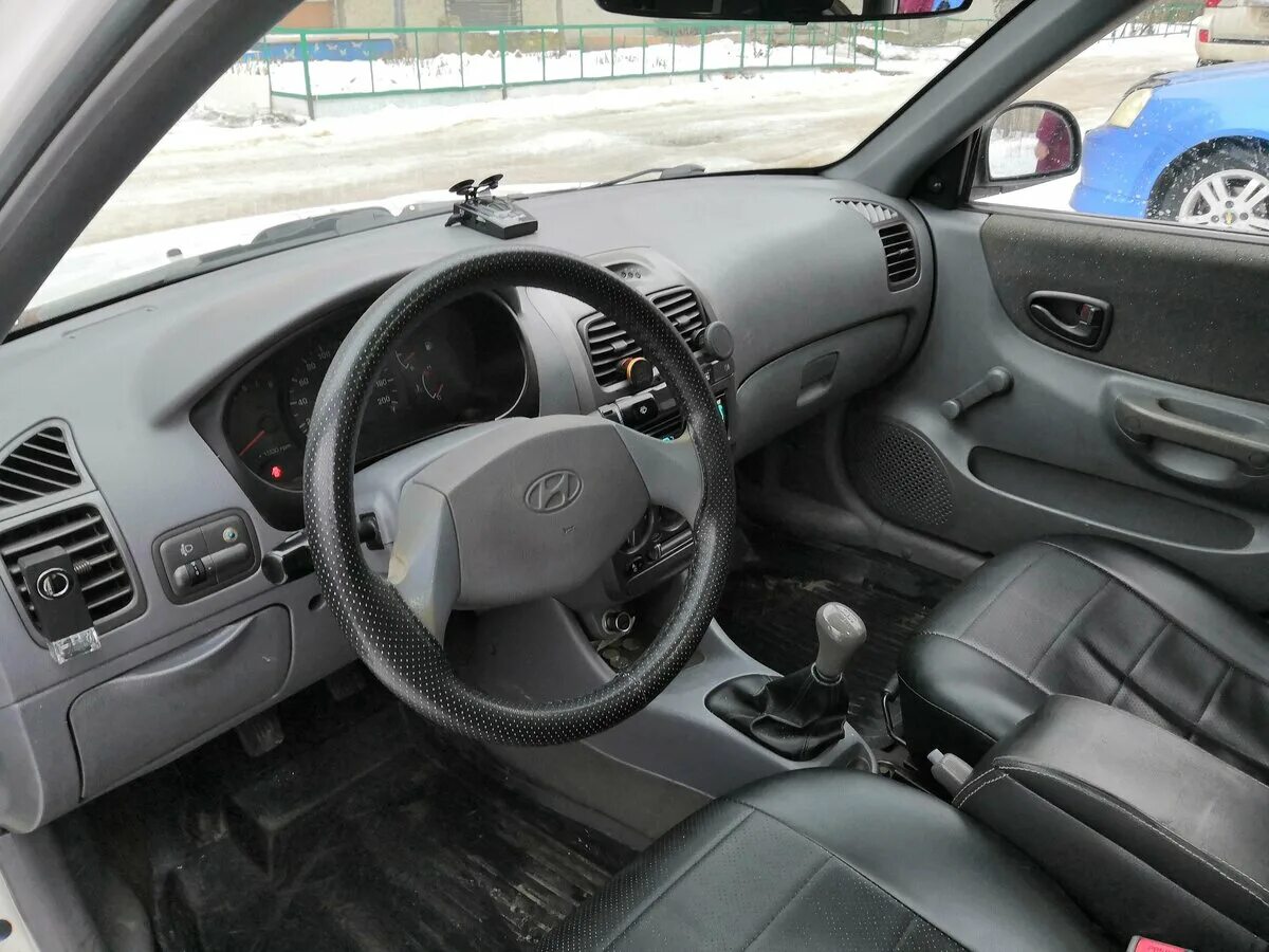 Ремонт hyundai accent. Hyundai Accent 2003. Hyundai Accent 2003 салон. Hyundai Accent LC 2003 салон. Хендай акцент 2003 внутри.