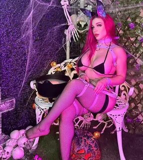 LilyOfx Слив Onlyfans фото nude и видео голой модели без цензуры уже в теле...