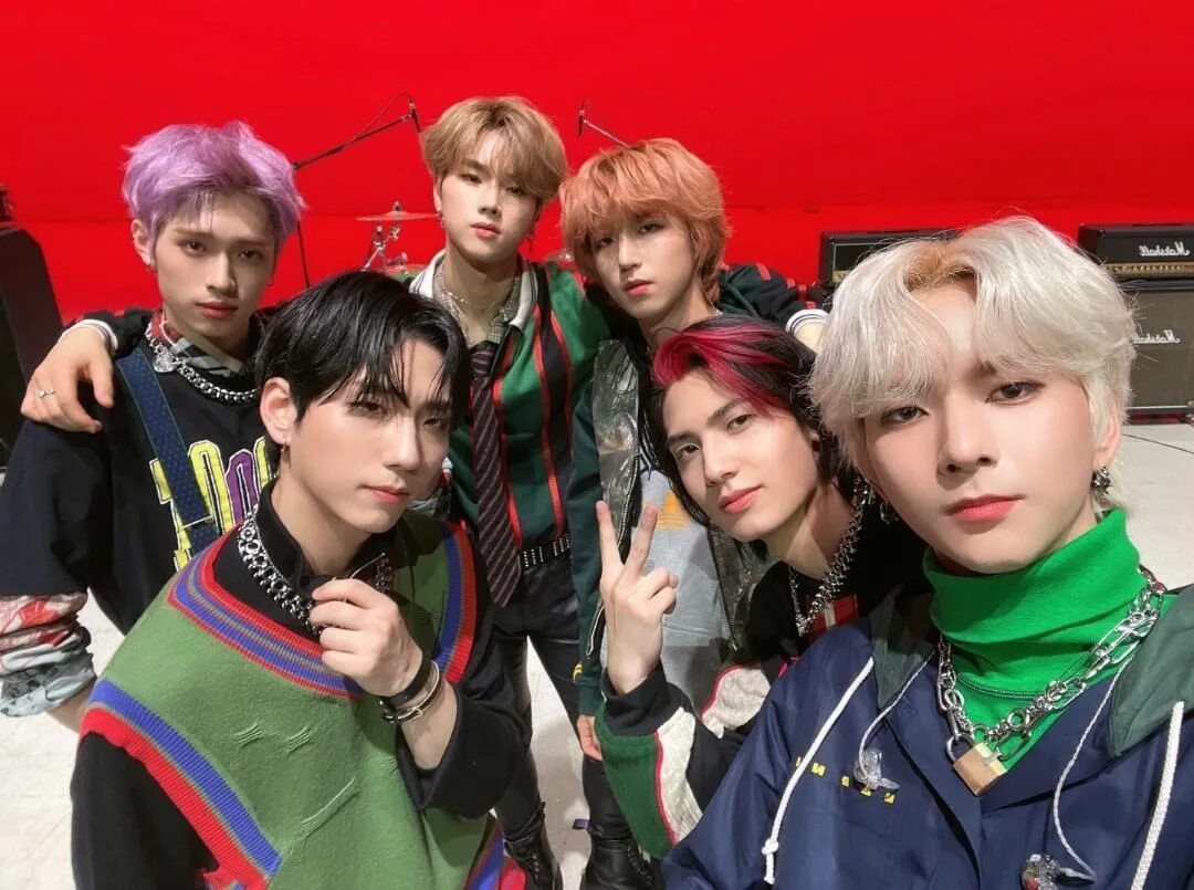 Xdinary heroes man in the. Джунсу xdinary heroes. Xdinary heroes альбом. Группа xdinary heroes. Xdinary heroes группа kpop.