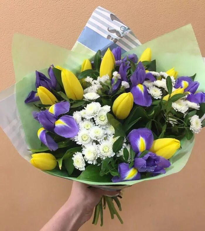 тюльпаны с хризантемами букет. хризантемы с тюльпанами. букет из кустовой хризантемы. тюльпаны с хризантемами букет. хризантемы с тюльпанами.